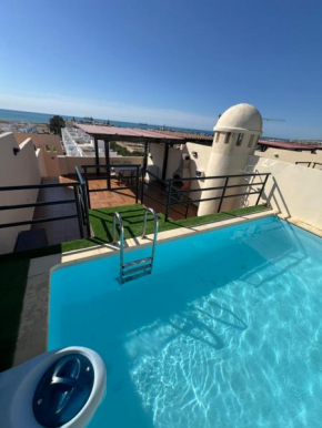 Ático con vistas al mar y piscina privada
